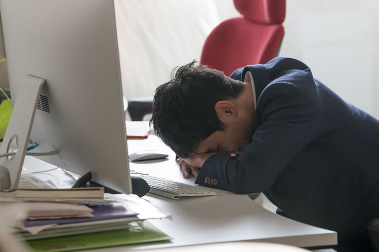 仕事中に急に眠くなる、食後に急に眠くなる