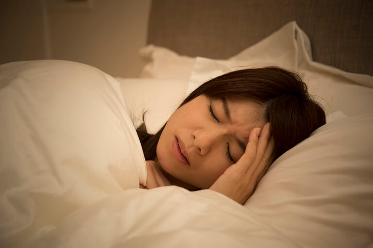 毎日寝起きに頭痛がするのは睡眠不足？